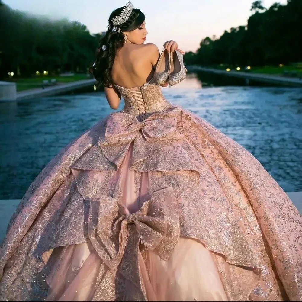 Розовое золото Charro Quinceanera платья бальное платье милое Сверкающее с бисером бант мексиканское милое 16 платья 15 лет
Розовое золото Charro Quinceanera платья бальное платье милое Сверкающее с бисером бант мексиканское милое 16 платья 15 лет