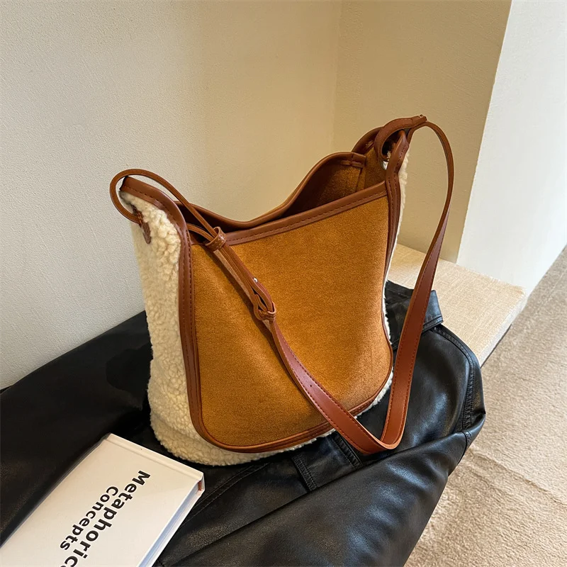 High-Quality Simple Large Capacity Bag 2023 New Autumn and Winter Fashion Commuting Leisure Travel Shoulder Bag
High-Quality Simple Large Capacity Bag 2023 New Autumn and Winter Fashion Commuting Leisure Travel Shoulder Bag