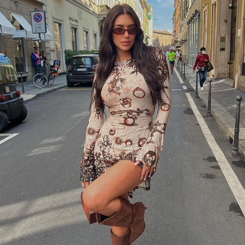 Women's Retro Print Fashion Long Sleeve Short Dress Slim Fit Round Neck Lace Up Bell Sleeve Mini Dress Street Club Party Wear 
Women's Retro Print Fashion Long Sleeve Short Dress Slim Fit Round Neck Lace Up Bell Sleeve Mini Dress Street Club Party Wear