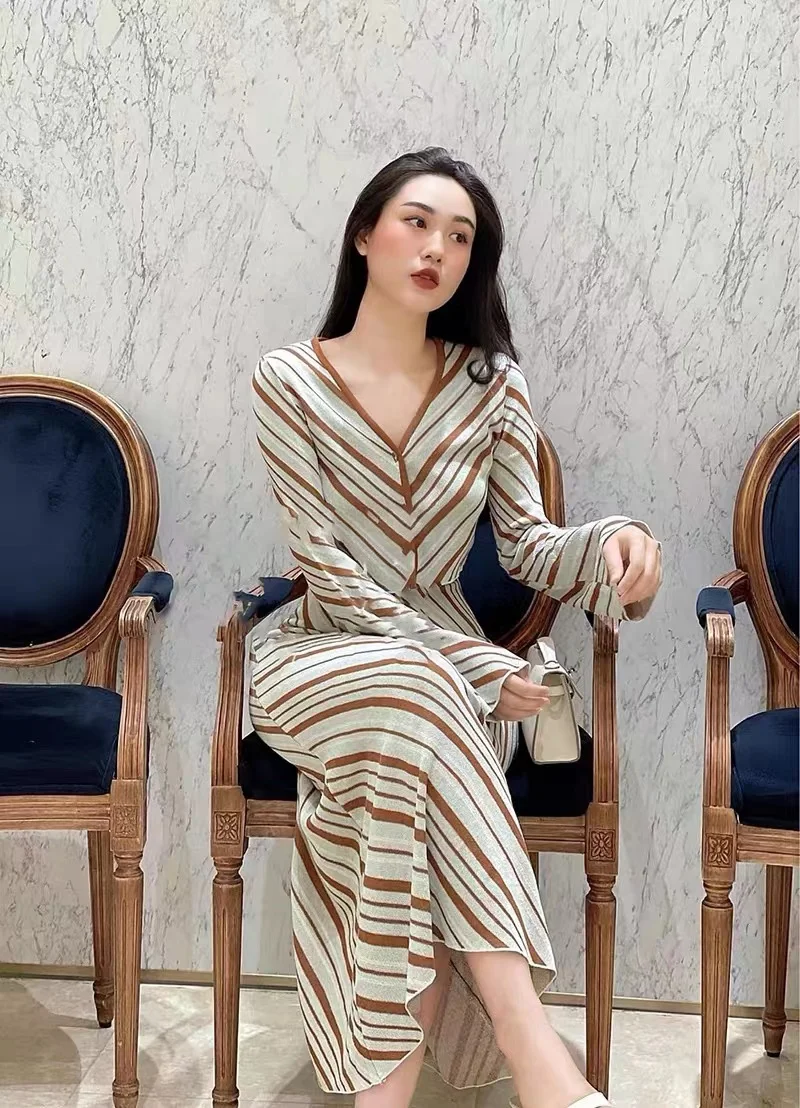 DALMAZZO Autumn Winter 2 Piece Sets Women Outfits Fashion V Neck Striped Short Knit Tops + High Waist Knitted Long Skirt Suits
DALMAZZO Autumn Winter 2 Piece Sets Women Outfits Fashion V Neck Striped Short Knit Tops + High Waist Knitted Long Skirt Suits