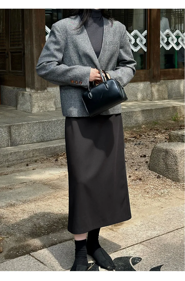 Autumn and winter women's casual solid color V-neck long sleeved single button jacket
Autumn and winter women's casual solid color V-neck long sleeved single button jacket