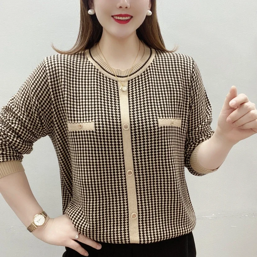 Женская приталенная рубашка с длинным рукавом и круглым вырезом
Женская приталенная рубашка с длинным рукавом и круглым вырезом