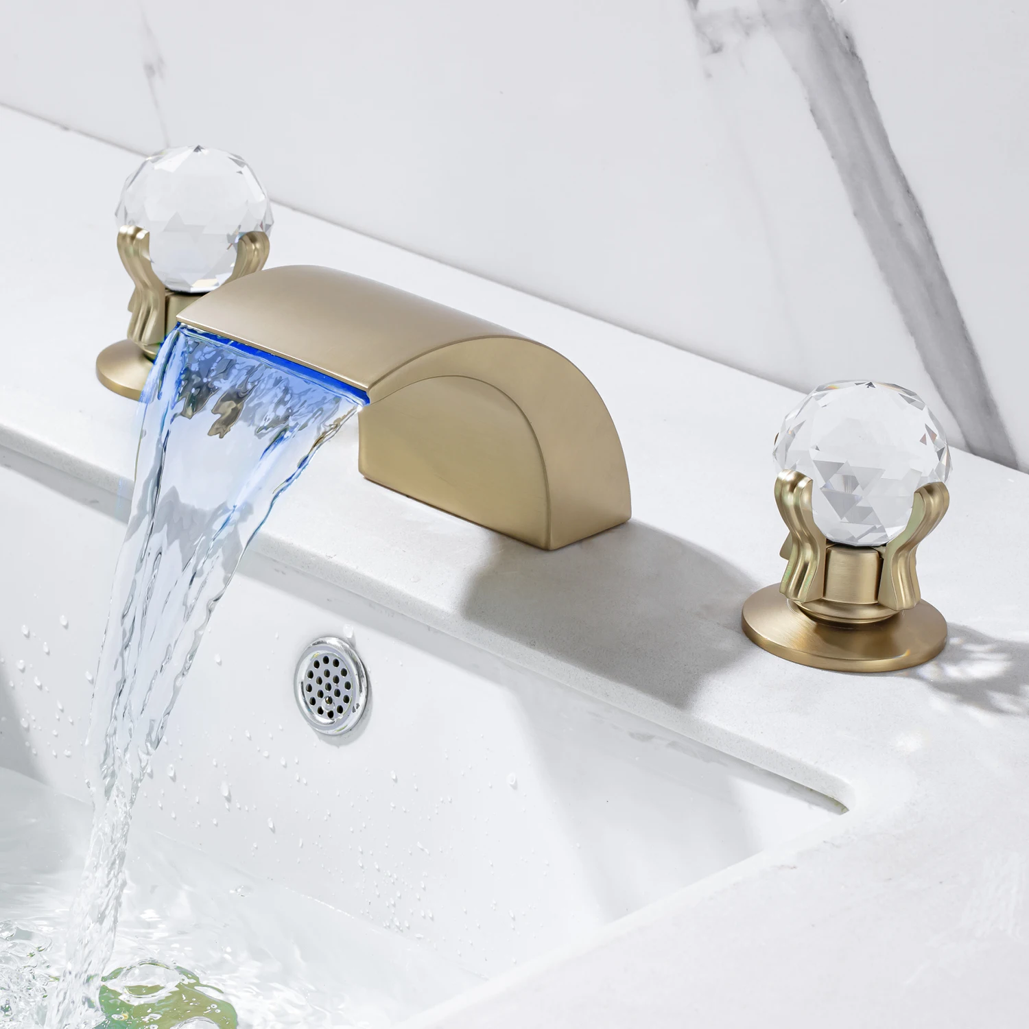 

Матовый Золотой смеситель «Водопад» для ванной комнаты, смеситель с 3 отверстиями для раковины, настенный смеситель для туалетного столика с 2 хрустальными ручками