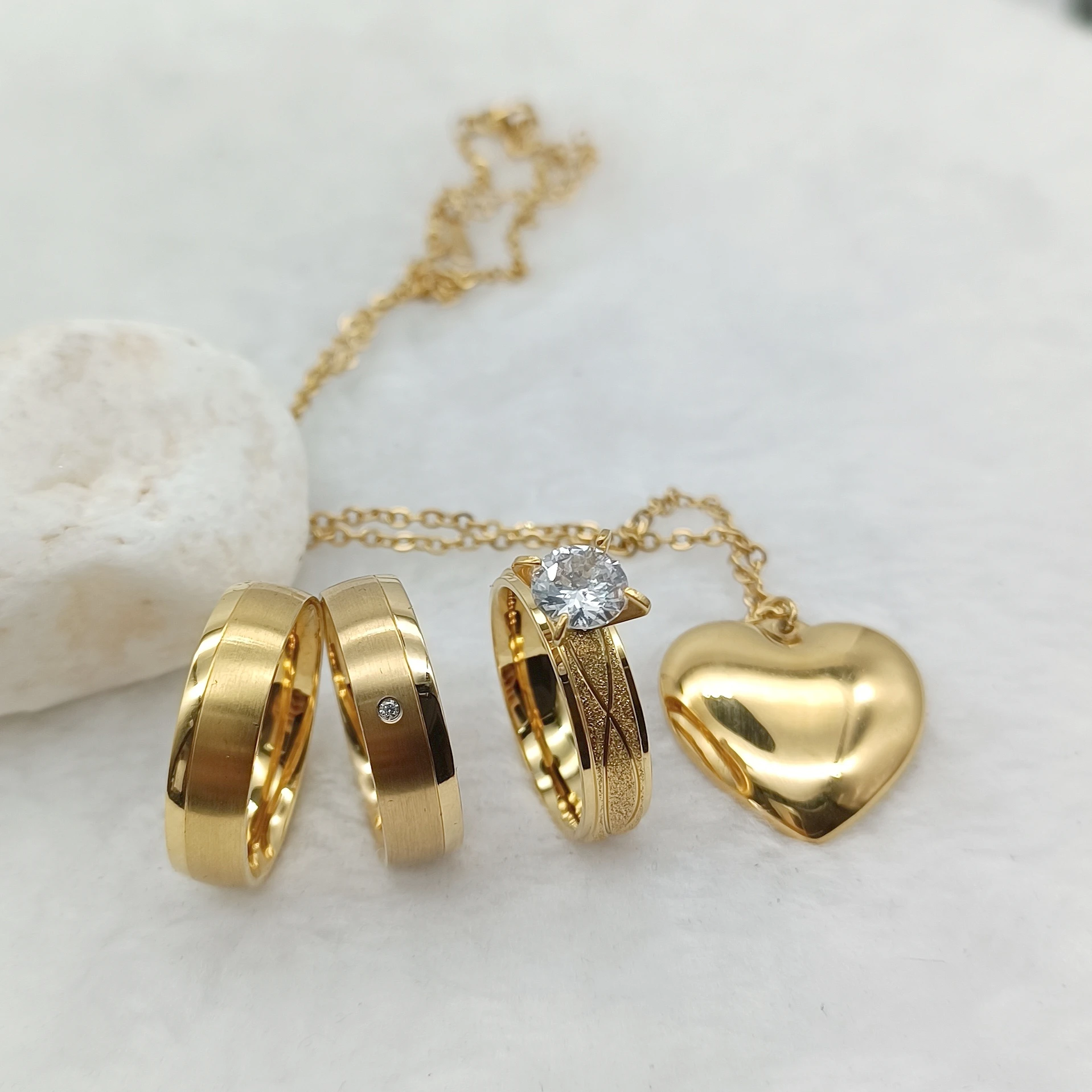 18 Carat Gold Plated Rings Wedding Bands For Couples Engagement Cz Diamond Ring Jewelry Pendants Necklace Sets Women
18 Carat Gold Plated Rings Wedding Bands For Couples Engagement Cz Diamond Ring Jewelry Pendants Necklace Sets Women