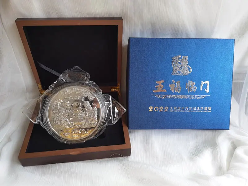 2022 NEW Limited edition GOOD LUCK WU FU LIN MEN 2022 Year of the tiger silvering Commemorative Medal statue with wood gift box
2022 NEW Limited edition GOOD LUCK WU FU LIN MEN 2022 Year of the tiger silvering Commemorative Medal statue with wood gift box