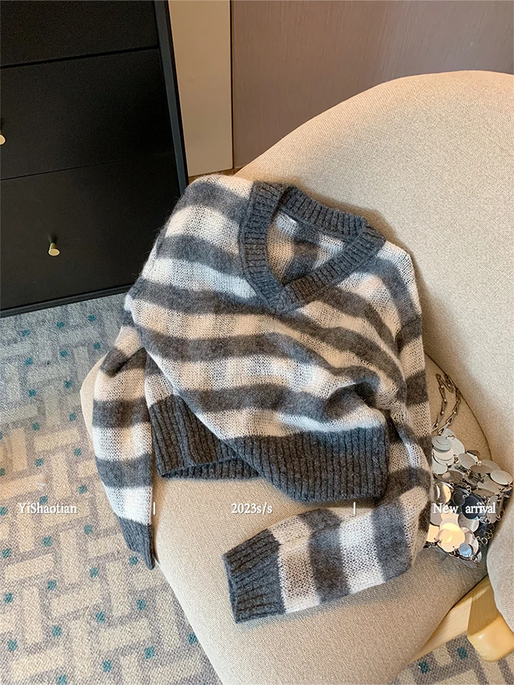 Модный простой классический вязаный свитер, винтажные пуловеры с V-образным вырезом и длинным рукавом, полосатые контрастные цвета, уличная одежда 
Модный простой классический вязаный свитер, винтажные пуловеры с V-образным вырезом и длинным рукавом, полосатые контрастные цвета, уличная одежда