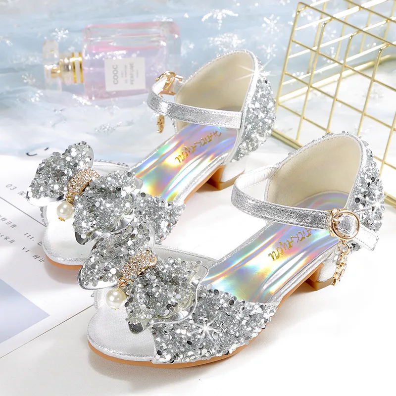 

Детская повседневная обувь, модные туфли принцессы с кристаллами, новинка 2024, свадебные туфли на высоком каблуке для девочек, серебристые детские сандалии для студенческих представлений