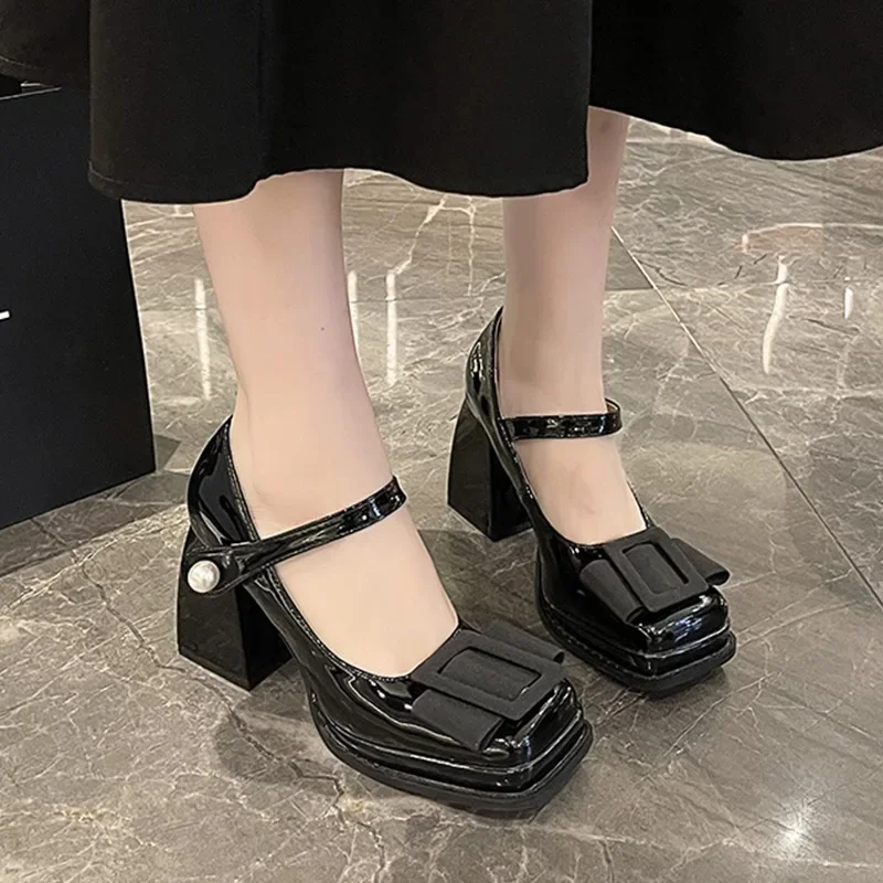 Женские туфли на высоком каблуке, с квадратным носком и бусинами
Женские туфли на высоком каблуке, с квадратным носком и бусинами