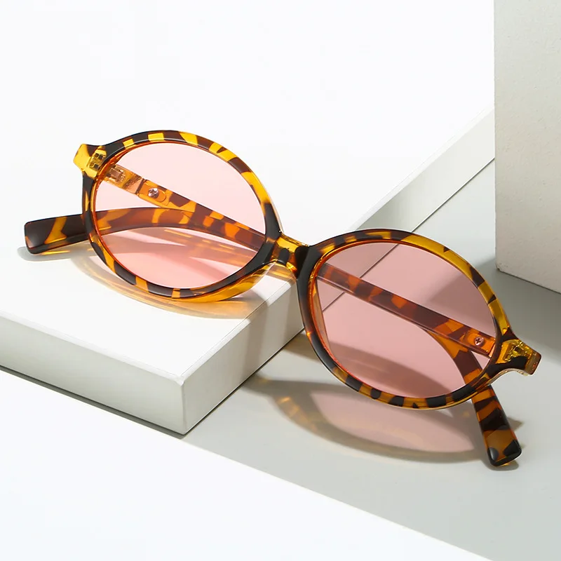 New Zhang Yuanying tortoiseshell-colored nerd glasses female European and American personality oval frame retro trend sunglasses
New Zhang Yuanying tortoiseshell-colored nerd glasses female European and American personality oval frame retro trend sunglasses