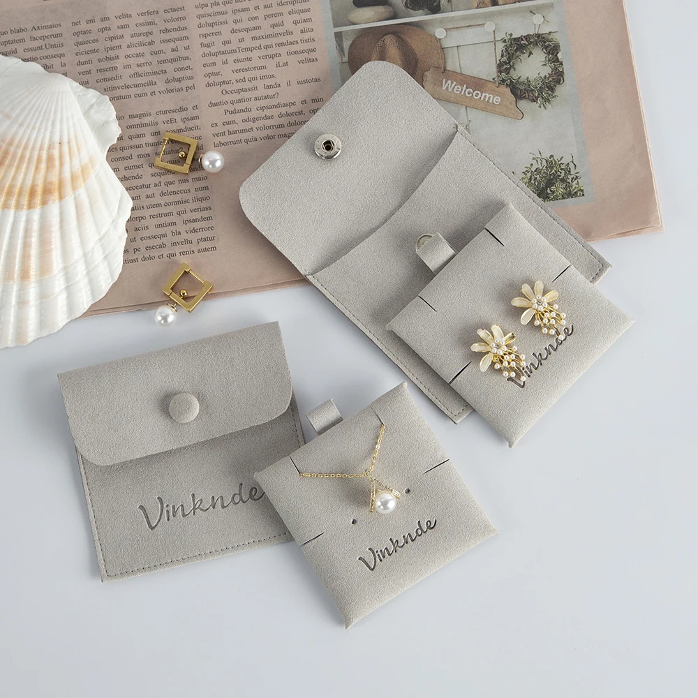 Microfiber Button Jewelry Gift Pouch With Insert Card Custom Logo Suede Envelope Jewelry Earrings Necklace Packaging Storage Pad
Microfiber Button Jewelry Gift Pouch With Insert Card Custom Logo Suede Envelope Jewelry Earrings Necklace Packaging Storage Pad