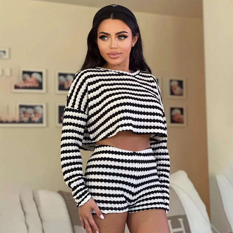Striped Knit Two Piece Set 2023 Autumn Women O-Neck Full Sleeve Loose Crop Tops High Waist Shorts Trend Casual Suits Streetwear
Striped Knit Two Piece Set 2023 Autumn Women O-Neck Full Sleeve Loose Crop Tops High Waist Shorts Trend Casual Suits Streetwear