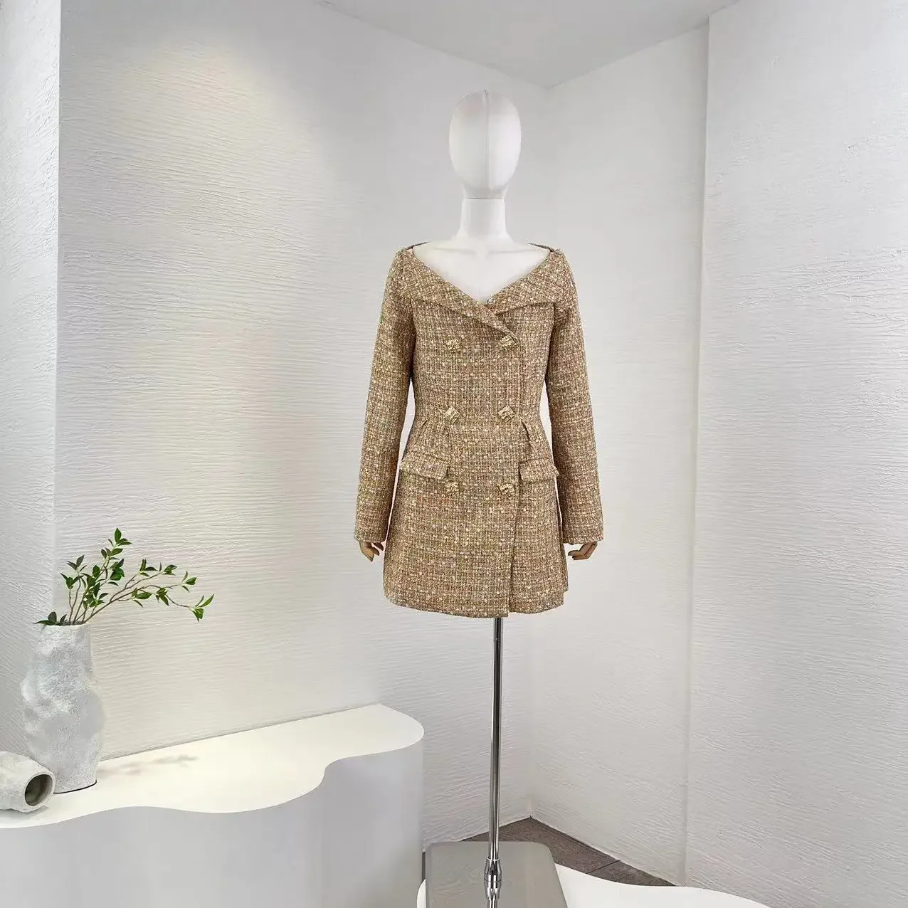 Elegant 2023 Women Gold Metallic Bouclé Double-breasted Bodice Waist-cinching Belt Off Shoulder Mini Dress
Elegant 2023 Women Gold Metallic Bouclé Double-breasted Bodice Waist-cinching Belt Off Shoulder Mini Dress