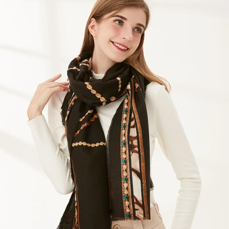 

Женский длинный шарф с бахромой и цветочным принтом