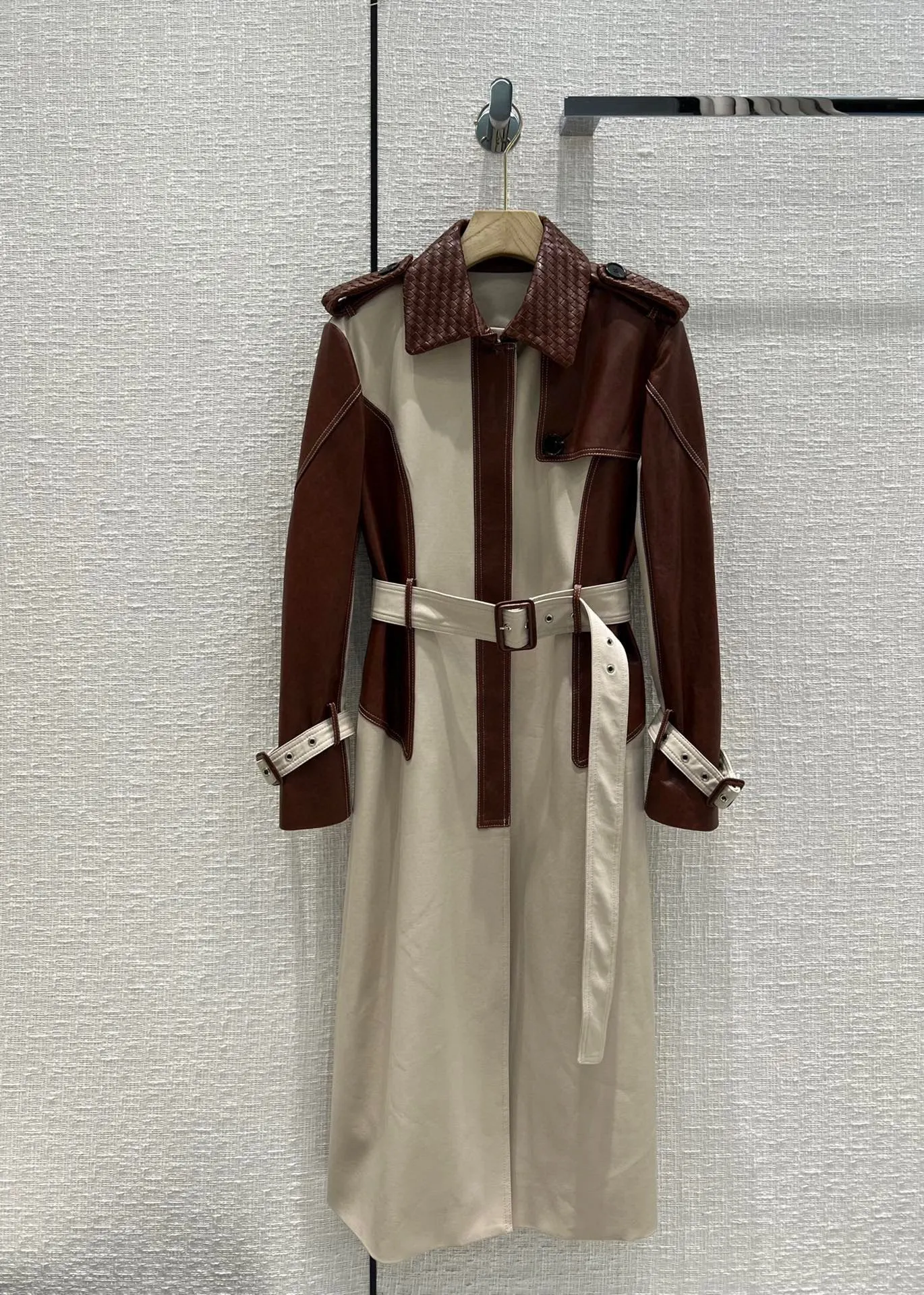 2023 Women's Clothing High quality woven collar patchwork leather trench coat Autumn Winter New 16
2023 Women's Clothing High quality woven collar patchwork leather trench coat Autumn Winter New 16