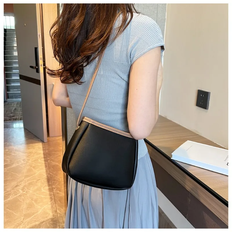 Leisure Commuting Small Square Bag with A High-end Feel Solid Color Niche Simple Single Shoulder Bag Crossbody Bag Girl
Leisure Commuting Small Square Bag with A High-end Feel Solid Color Niche Simple Single Shoulder Bag Crossbody Bag Girl