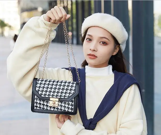 Autumn and winter Korean printed lattice lock chain mobile phone bag single shoulder diagonal cross color women's bag
Autumn and winter Korean printed lattice lock chain mobile phone bag single shoulder diagonal cross color women's bag