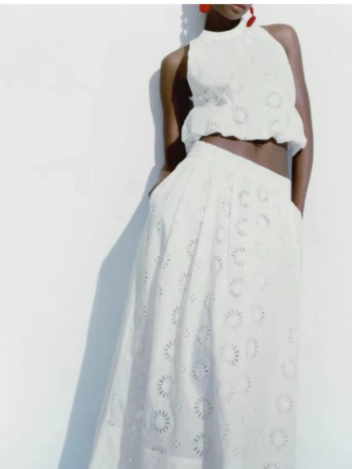 Женский однотонный костюм из топа и Юбки миди с вышивкой, комплект из 2 предметов, жилет с лямкой на шее и юбка с завышенной талией, весна-лето 2024
Женский однотонный костюм из топа и Юбки миди с вышивкой, комплект из 2 предметов, жилет с лямкой на шее и юбка с завышенной талией, весна-лето 2024