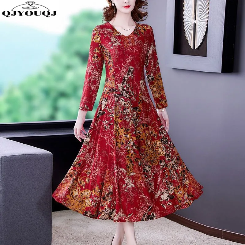 Temperament V-neck Fashion Fragmented Flower Dress for Women Spring and Autumn New Korean Edition Mom Decoration Slim Skirt
Temperament V-neck Fashion Fragmented Flower Dress for Women Spring and Autumn New Korean Edition Mom Decoration Slim Skirt
