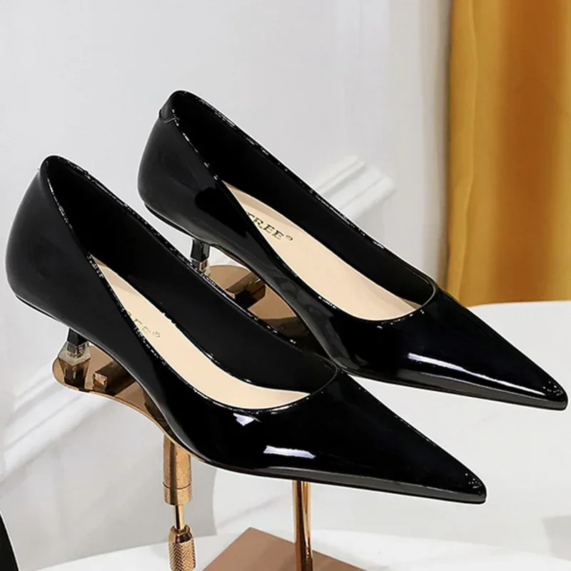 Chaussures élégantes femme en finition vernie pour bureau et soirée