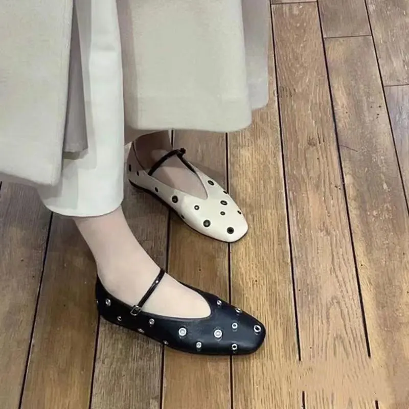 Square head shallow mouth fish eye rivet decoration with a straight line buckle, Mary Jane flat bottom comfortable single shoe
Square head shallow mouth fish eye rivet decoration with a straight line buckle, Mary Jane flat bottom comfortable single shoe