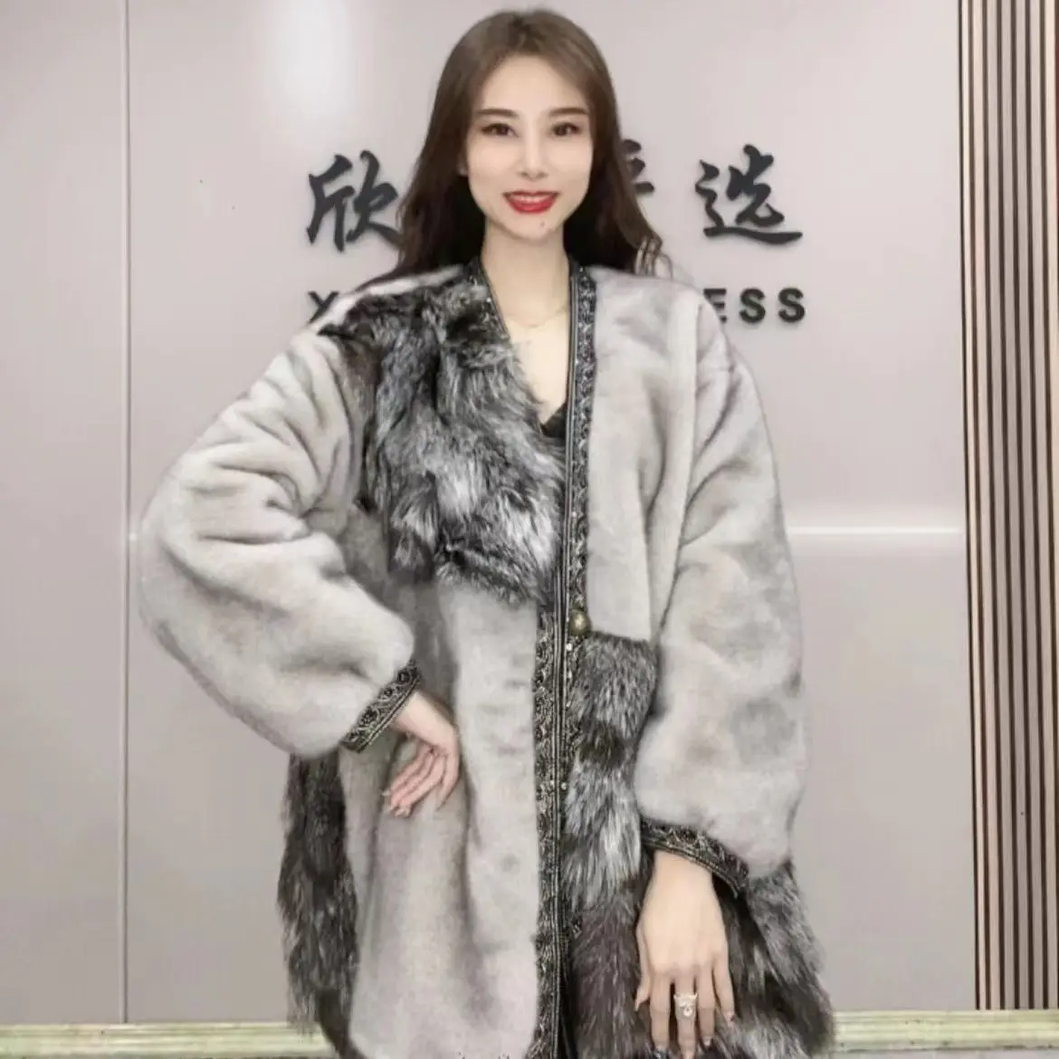 Winter new high luxury trill web celebrity paragraphs with fashion season short joker feather mink fox wool v-neck
Winter new high luxury trill web celebrity paragraphs with fashion season short joker feather mink fox wool v-neck