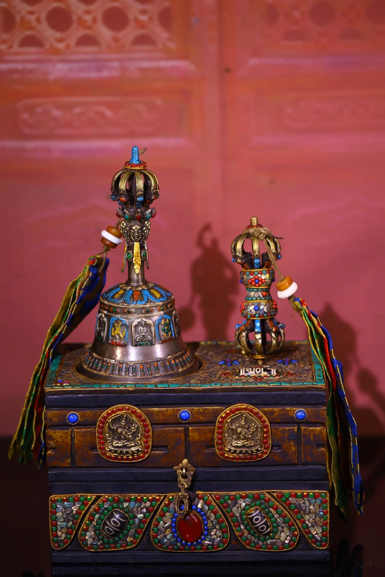 12"Tibetan Temple Collection Old Bronze Painted Mahakala Head Old Ringing Bell Vajra Phurpa Bodhi Root Box Worship Hall 
12"Tibetan Temple Collection Old Bronze Painted Mahakala Head Old Ringing Bell Vajra Phurpa Bodhi Root Box Worship Hall
