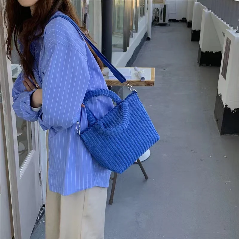 

Модная сумка-мессенджер Ins, вместительная короткая сумка, оригинальная нишевая универсальная Вельветовая функциональная осенне-зимняя сумка на одно плечо