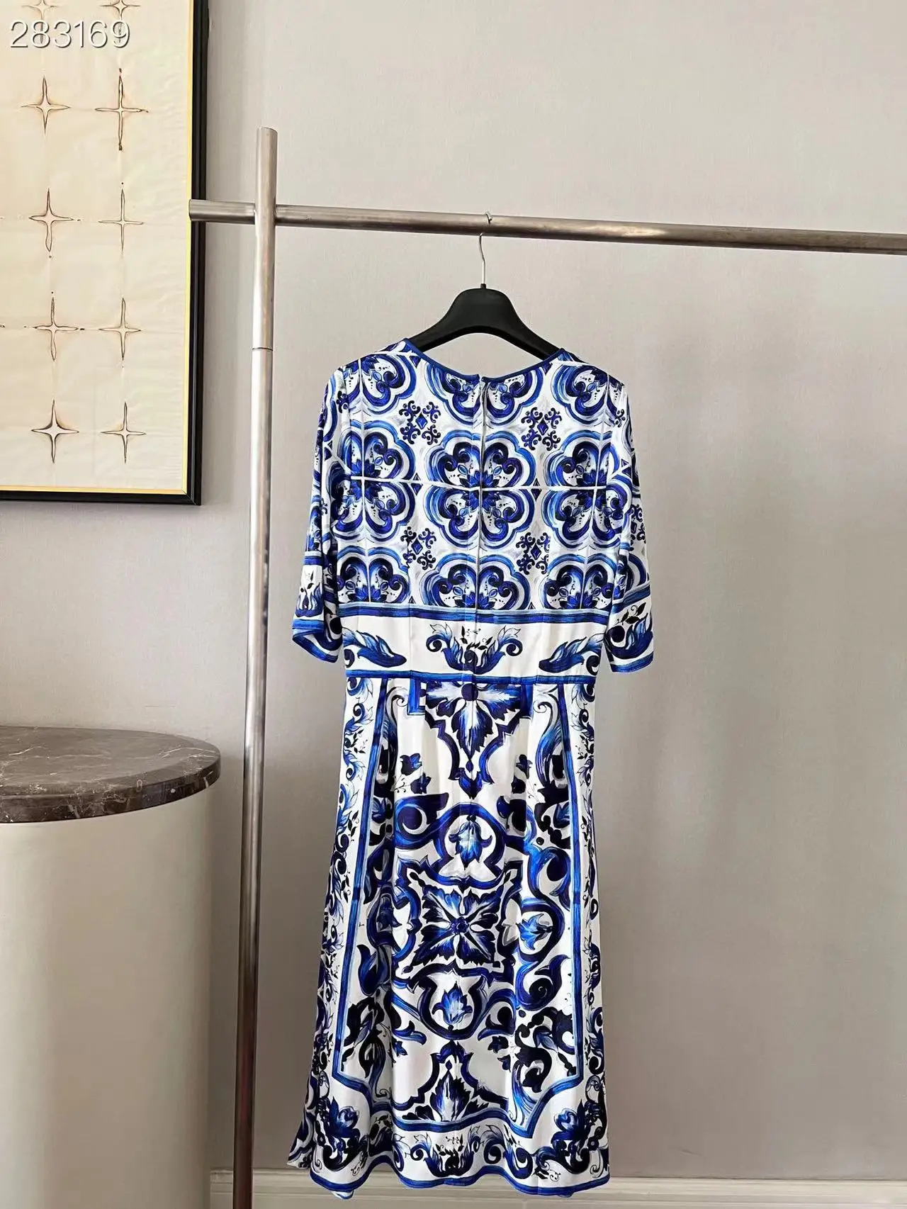 HIGH QUALITY Newest 2022 Holiday Fashion Silk Dress Runway Sexy Women's Flowers Printed Silk Half Sleeves Midi Dress
HIGH QUALITY Newest 2022 Holiday Fashion Silk Dress Runway Sexy Women's Flowers Printed Silk Half Sleeves Midi Dress