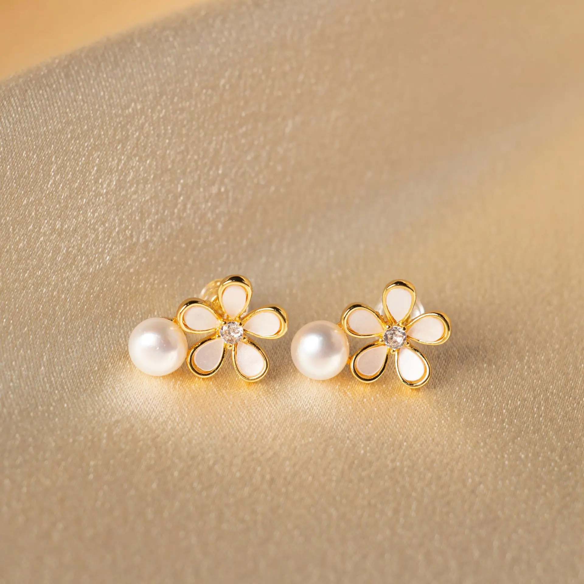 

New 14K Gold Filled Sweet Fashion Flower Design Natural Freshwater Pearl Ladies Stud Earrings Jewelry For Women Anti Allergy