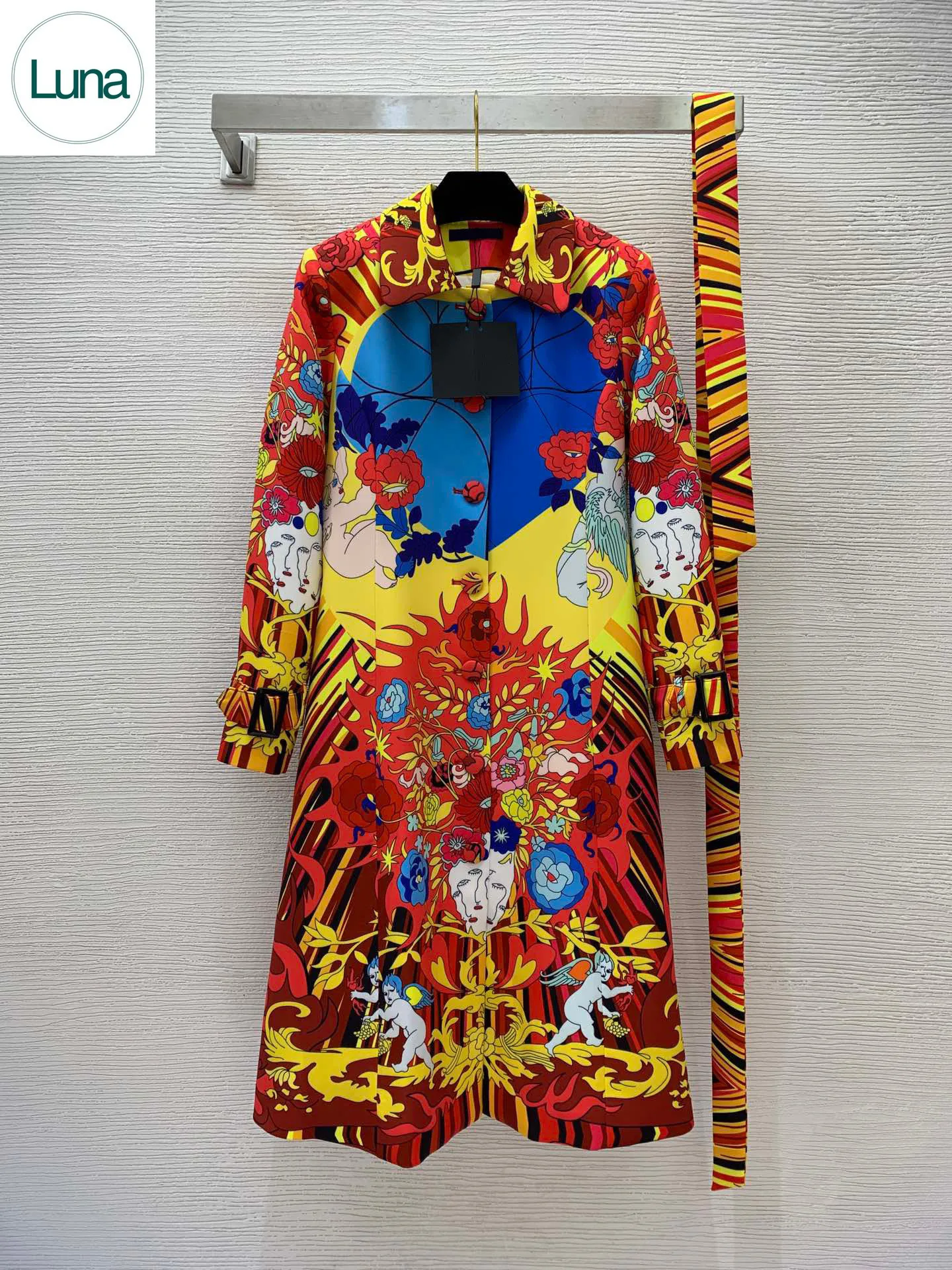 Early autumn 2023 European and American portrait printing button lapel slim windbreaker coat coat with belt
Early autumn 2023 European and American portrait printing button lapel slim windbreaker coat coat with belt