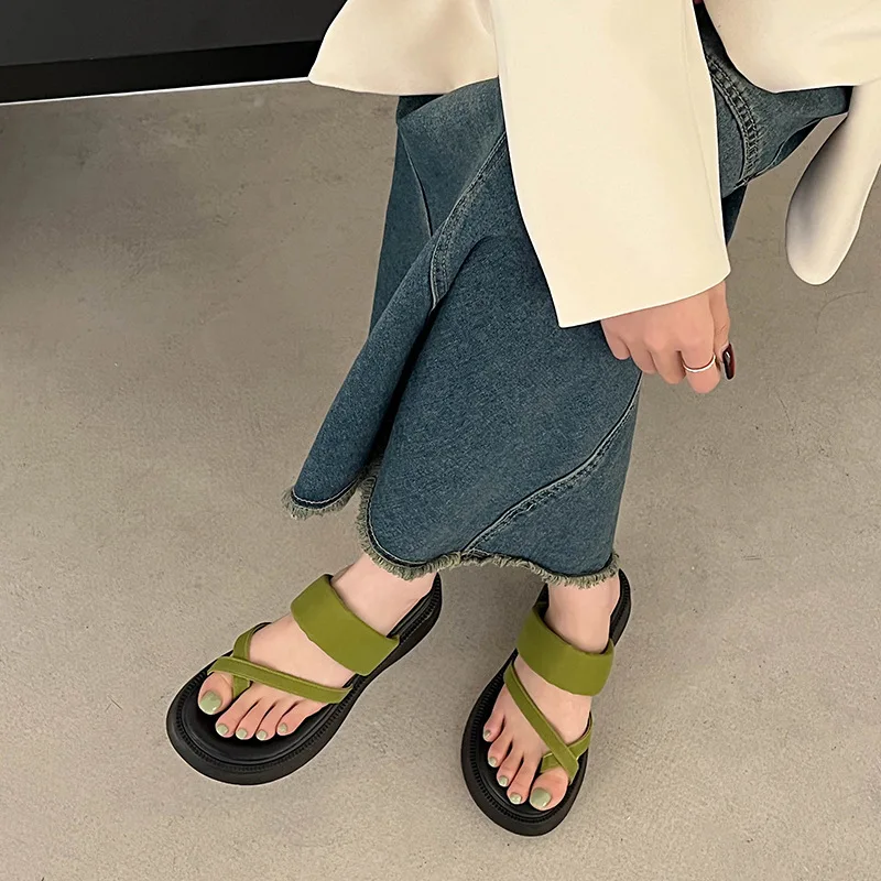 Женские пляжные шлепанцы, простые черные шлепанцы на толстой подошве с застежкой-носком, лето 2023
Женские пляжные шлепанцы, простые черные шлепанцы на толстой подошве с застежкой-носком, лето 2023