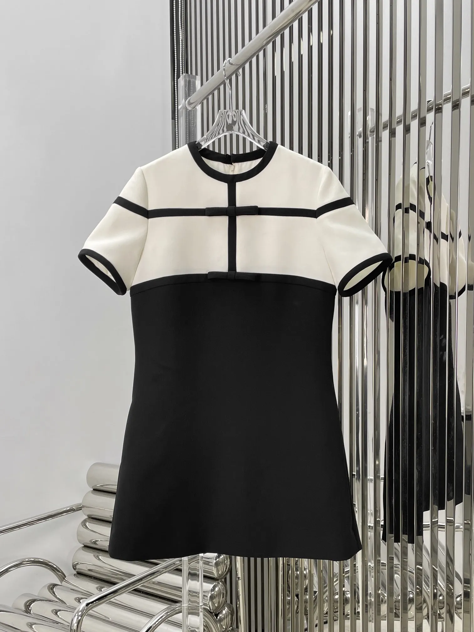 

Женское контрастное короткое платье с бантом, черно-белое платье с коротким рукавом, весна-лето 2024