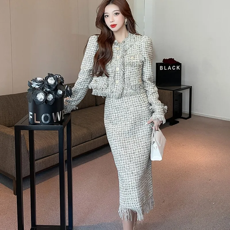 Runway Fall Winter Elegant Tassels Tweed Woolen Short Jacket Coat Top + High Waist Long Skirts Two Pieces Set Suit Outfit
Runway Fall Winter Elegant Tassels Tweed Woolen Short Jacket Coat Top + High Waist Long Skirts Two Pieces Set Suit Outfit