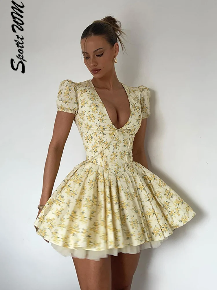 Женское Плиссированное мини-платье с цветочным принтом и глубоким V-образным вырезом
Женское Плиссированное мини-платье с цветочным принтом и глубоким V-образным вырезом