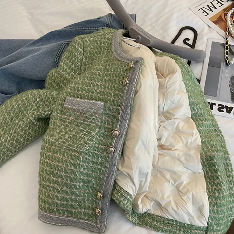 Женское короткое пальто на подкладке из хлопка и шерсти, зеленое толстое пальто с круглым вырезом для зимы 2022
Женское короткое пальто на подкладке из хлопка и шерсти, зеленое толстое пальто с круглым вырезом для зимы 2022
