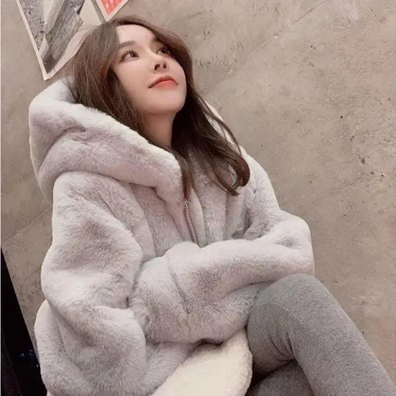 Women's Fashion Faux Fur Coats Super Hot Autumn Winter Women Short Fox Fluffy Jackets High Quality ry C102
Women's Fashion Faux Fur Coats Super Hot Autumn Winter Women Short Fox Fluffy Jackets High Quality ry C102