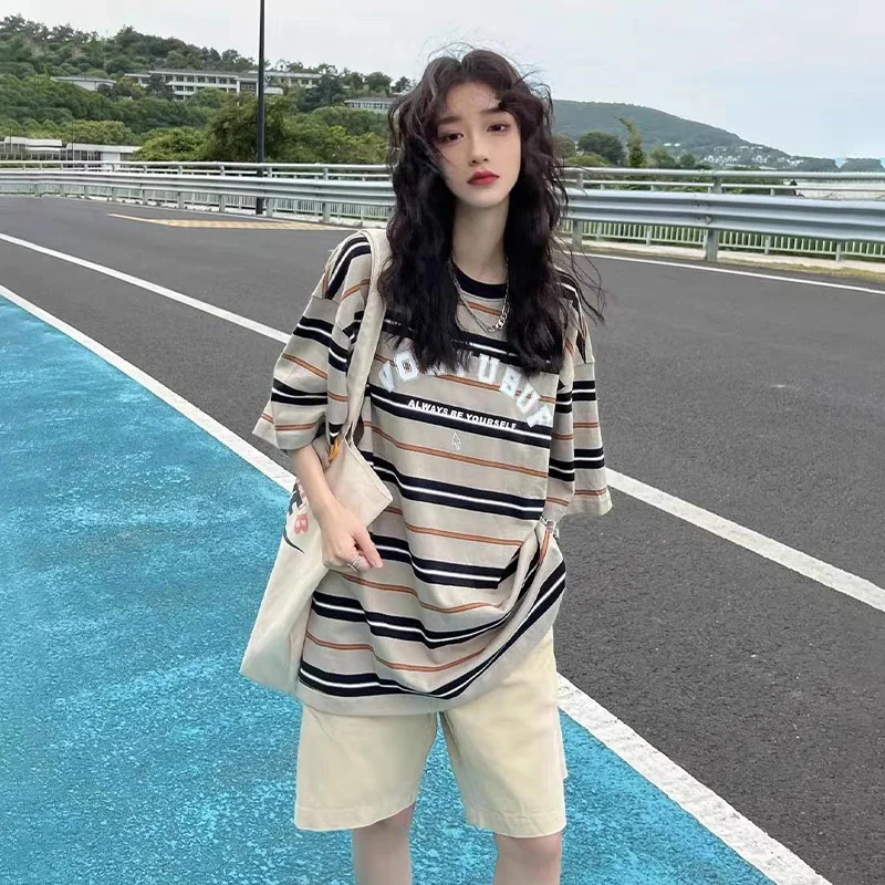 

Hong Kong style chic color contrast striped short sleeved t-shirt for women with summer design sense, niche loose and lazy half