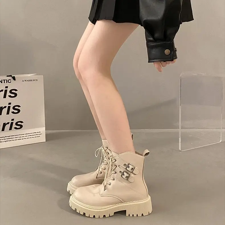 Новинка осени 2023, черные Винтажные ботинки в британском стиле, женские очень популярные модные Универсальные короткие ботинки на толстой подошве
Новинка осени 2023, черные Винтажные ботинки в британском стиле, женские очень популярные модные Универсальные короткие ботинки на толстой подошве