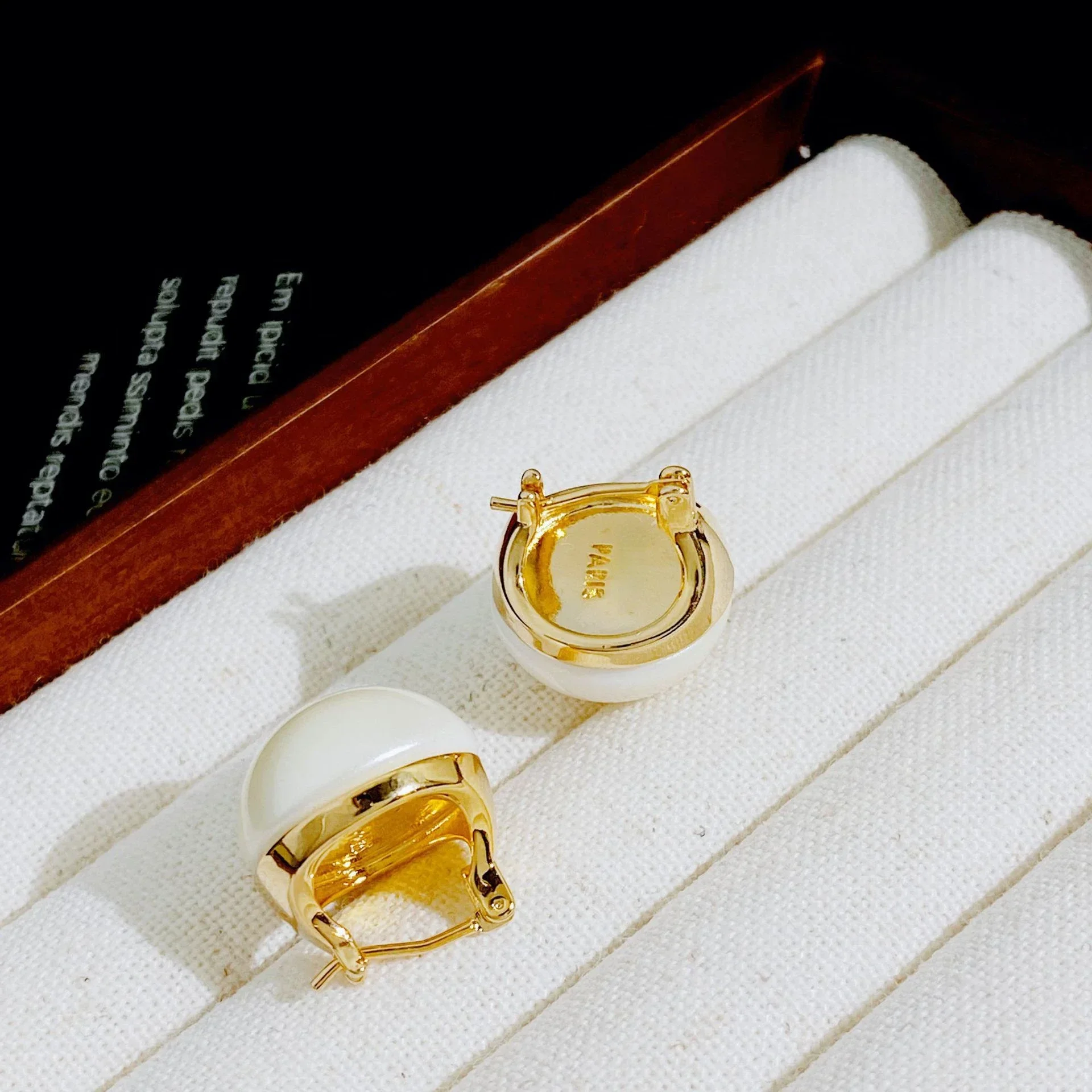 Женские винтажные жемчужные серьги-кольца, французские полусферические жемчужные серьги, новая корейская мода 2024, нишевые дизайнерские ювелирные изделия для девушек
Женские винтажные жемчужные серьги-кольца, французские полусферические жемчужные серьги, новая корейская мода 2024, нишевые дизайнерские ювелирные изделия для девушек