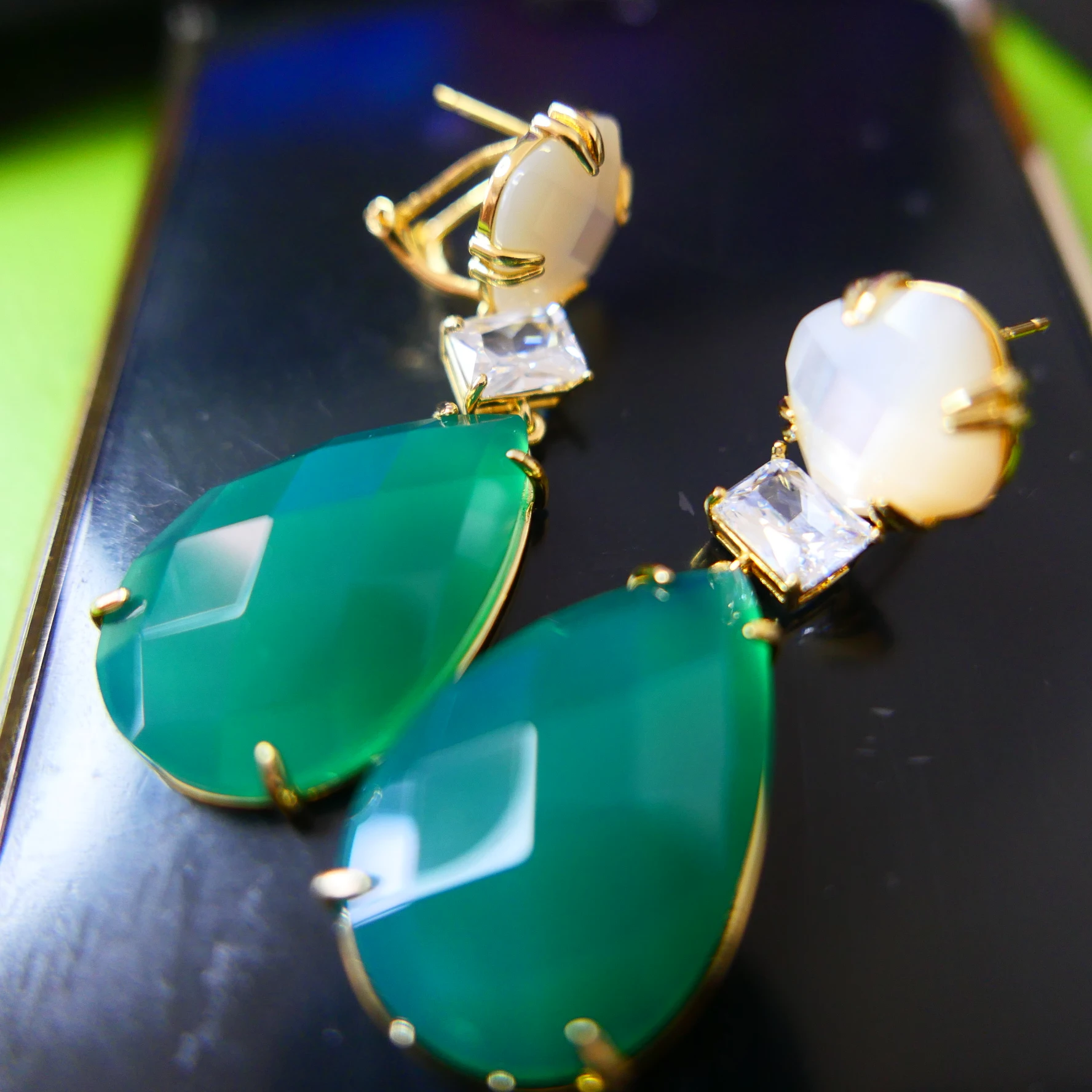 KQDANCE Natural Mother of Pearl Chalcedony Dark Green Agate Gem Drop Earrings with Silver 925 Needle Gold Plated Jewelry Women
KQDANCE Natural Mother of Pearl Chalcedony Dark Green Agate Gem Drop Earrings with Silver 925 Needle Gold Plated Jewelry Women