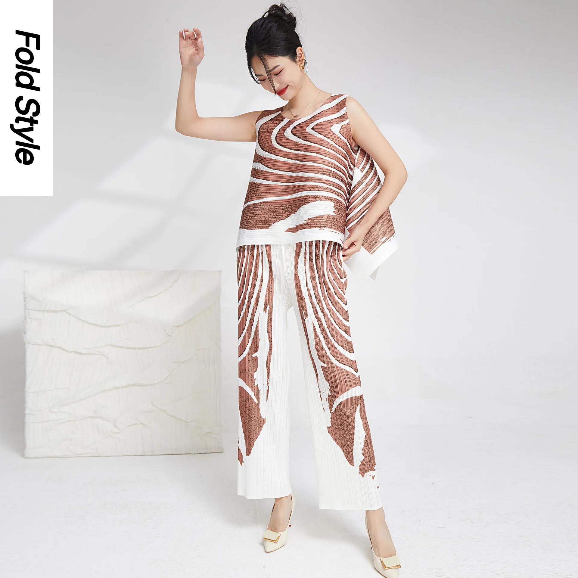 Комплект из двух предметов: Свободный Асимметричный топ без рукавов и прямые брюки-трубы
Комплект из двух предметов: Свободный Асимметричный топ без рукавов и прямые брюки-трубы