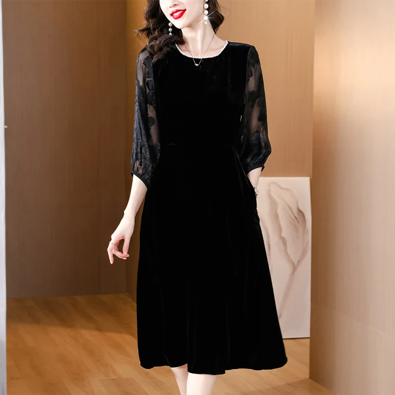 2023 Autumn New Black Silk Golden Velvet Long sleeved Dress Women's O-Neck Loose Large Hollow Lace Panel Knee Length Dress
2023 Autumn New Black Silk Golden Velvet Long sleeved Dress Women's O-Neck Loose Large Hollow Lace Panel Knee Length Dress