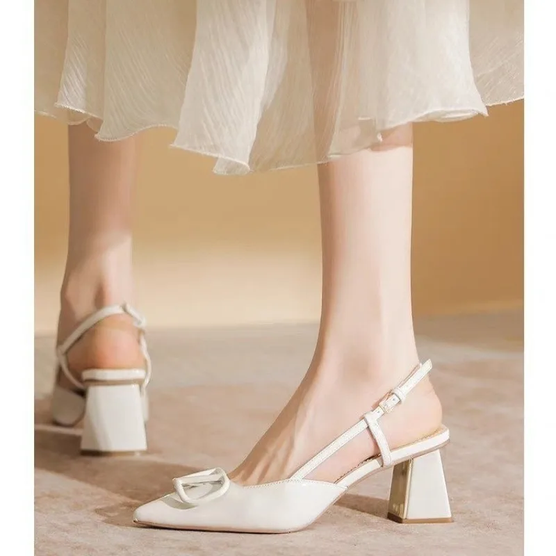 Женские босоножки на толстом каблуке, простые босоножки с острым носком, V-образным вырезом и ремешком сзади, лето 2023
Женские босоножки на толстом каблуке, простые босоножки с острым носком, V-образным вырезом и ремешком сзади, лето 2023