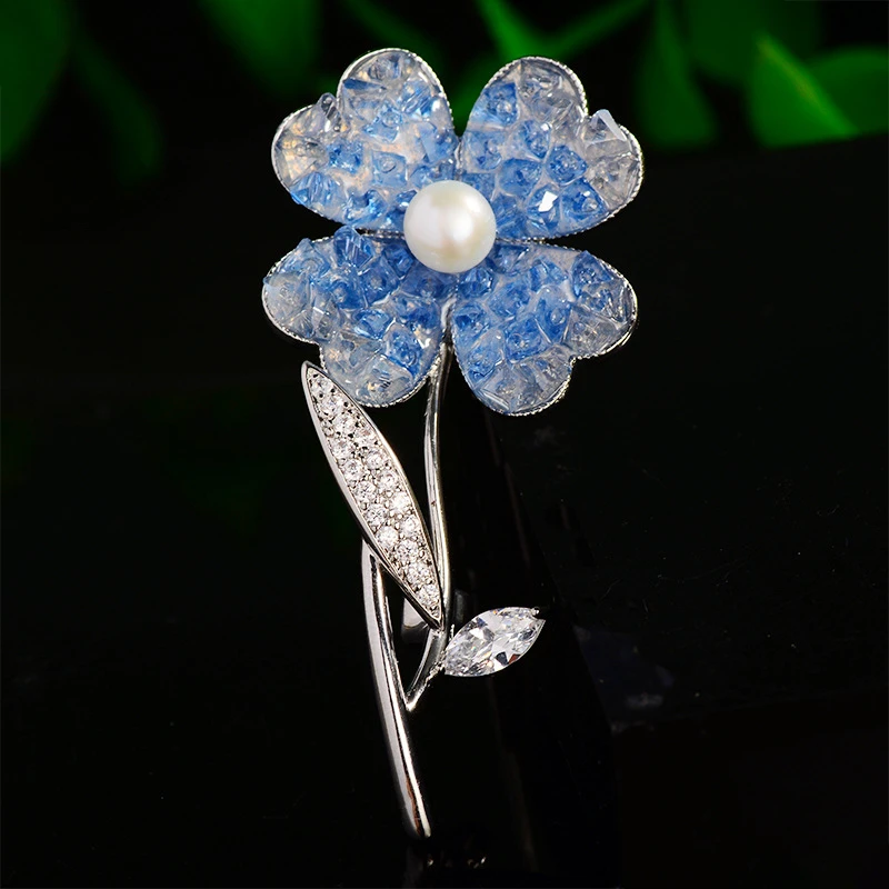 

Elegant Four-leaf Flower Brooch Pin Inlaid Zirconium Crystal Luxury Design High-grade Corsage Female Brooches Shirt Accessories