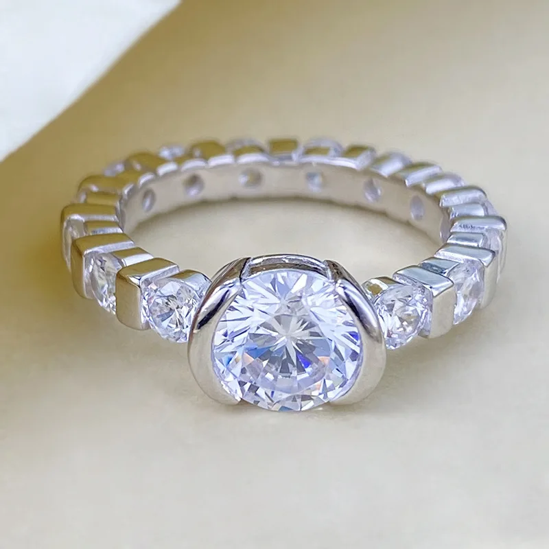 Кольцо женское из серебра 925 пробы с фианитом 7 мм 
Кольцо женское из серебра 925 пробы с фианитом 7 мм