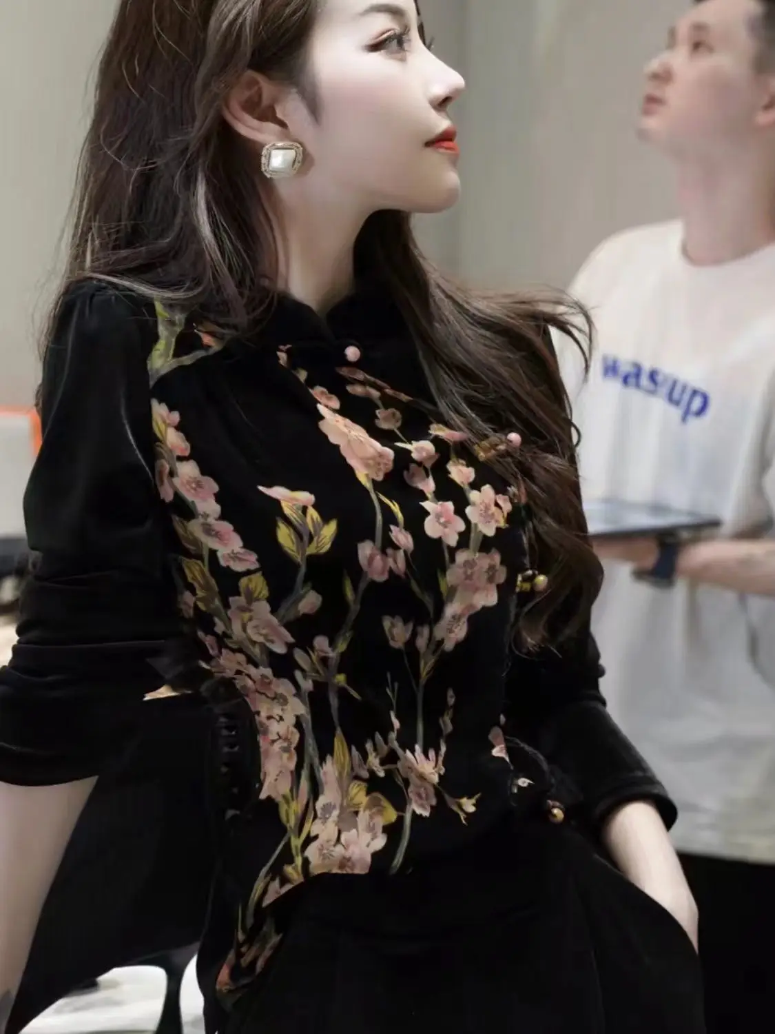 2023 spring new Retro national style disc buckle long sleeve velvet shirt female elegant blouse improved chinese style qipao top
2023 spring new Retro national style disc buckle long sleeve velvet shirt female elegant blouse improved chinese style qipao top