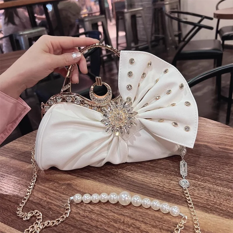 Spring and Summer Rhinestone Pleated One Shoulder Cross Shoulder Pearl Chain Bag Evening Dress Versatile Handheld Women's Bag
Spring and Summer Rhinestone Pleated One Shoulder Cross Shoulder Pearl Chain Bag Evening Dress Versatile Handheld Women's Bag