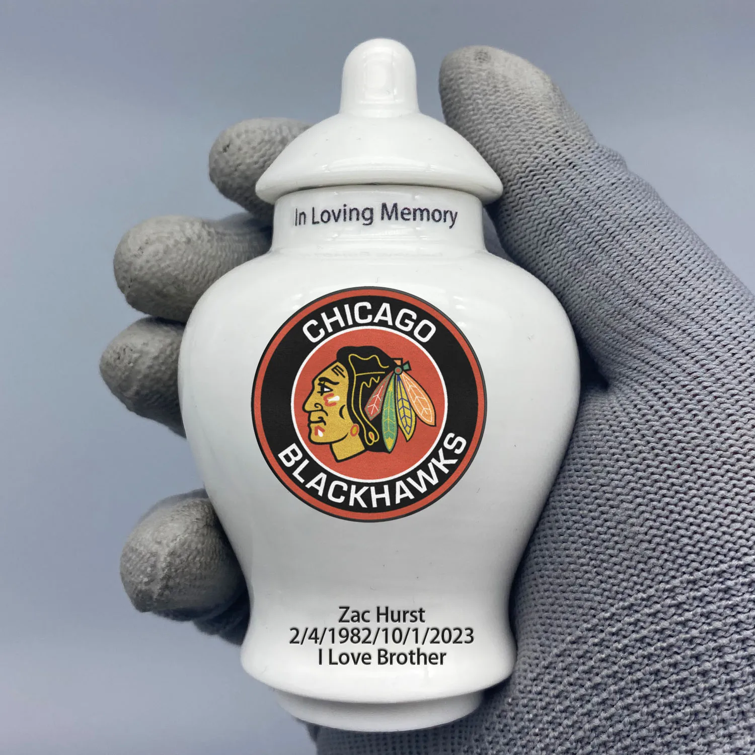 

Mini Urn for Chicago Blackhaws-Hockey themed customize.Send me the name/date you want to appear on the urn by Remarks Message