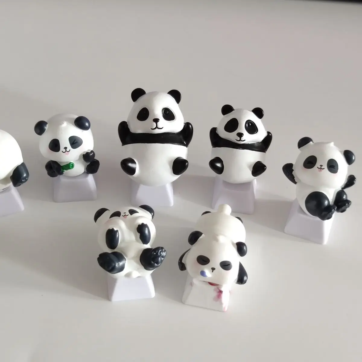 Мультяшные 3D Панды ручной работы резиновые колпачки для механической клавиатуры переключатель над клавишами R4 ESC милые животные геймерские Поклонники орнамент подарок
Мультяшные 3D Панды ручной работы резиновые колпачки для механической клавиатуры переключатель над клавишами R4 ESC милые животные геймерские Поклонники орнамент подарок