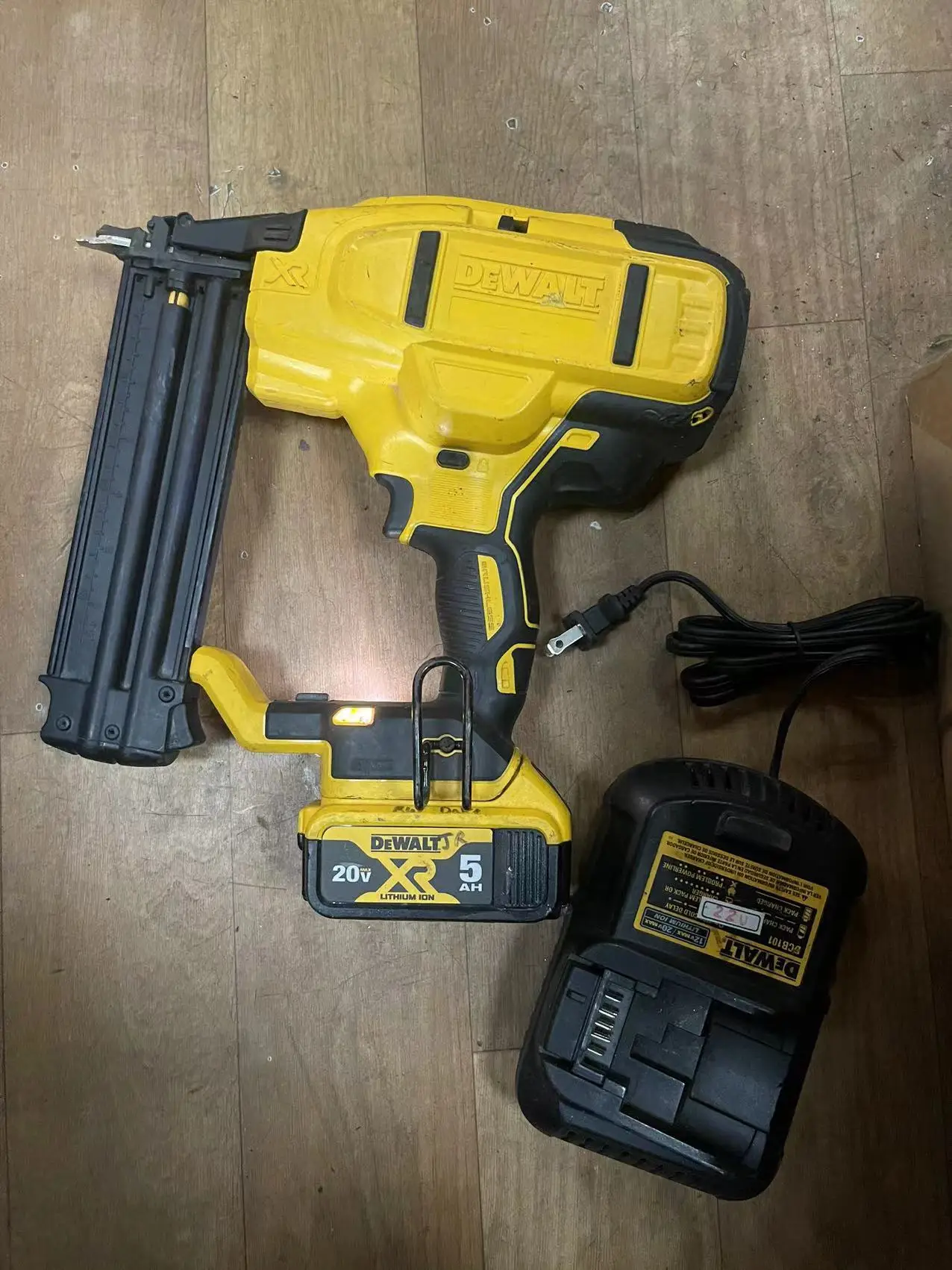 

DEWALT DCN680 20-Volt MAX XR Lith-Ion Cordless 18-Gauge Brad Nailer,WITH 5AMP BATTERY AND CHARGER